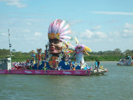 2013.Carnevale Acquatico di San Carlos Nicaragua. Composizione scenografica realizzata da Fabrizio Galli per l’INTUR, con le opere in cartapesta dei: Flli Bonetti, Enrico Vannucci, Emilio Cinquini,Giampiero Ghiselli e Jacopo Allegrucci